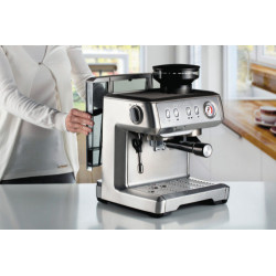 Espresso-maskin i metall, med kvarn
