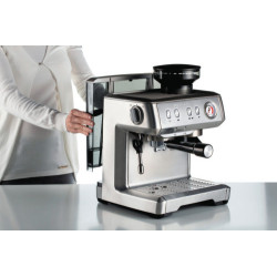 Espresso-maskin i metall, med kvarn